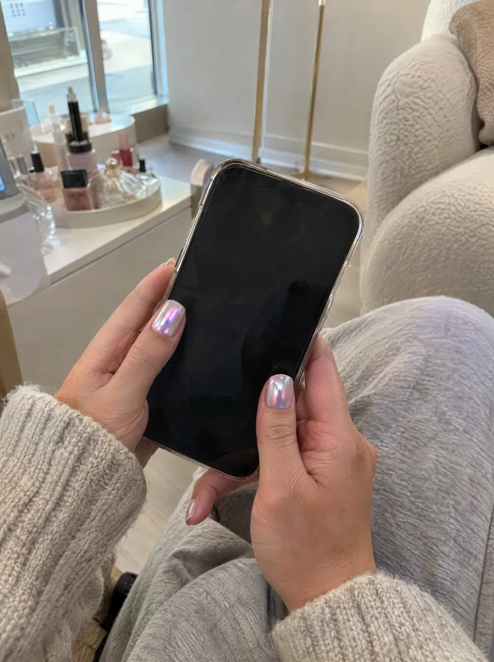 Sfeerbeeld: korte BIAB-nagels met een lila chrome glans